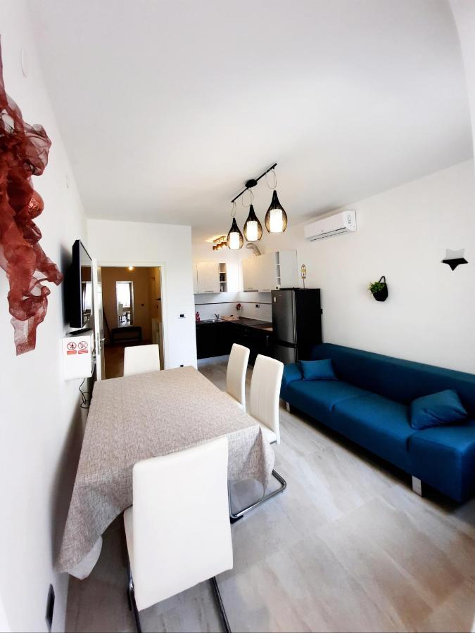 Split Symphony Veranda: Modern, New Apartment Exterior foto