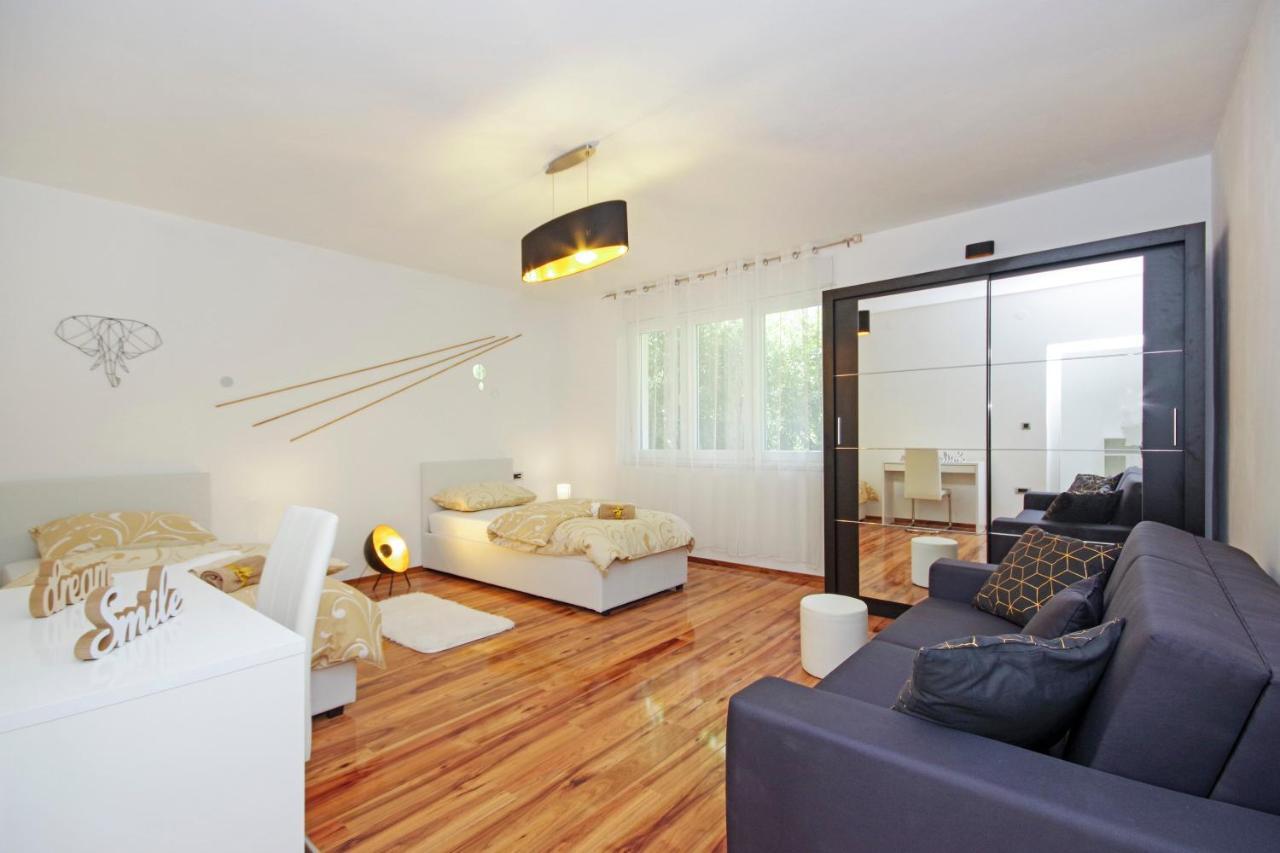 Split Symphony Veranda: Modern, New Apartment Exterior foto