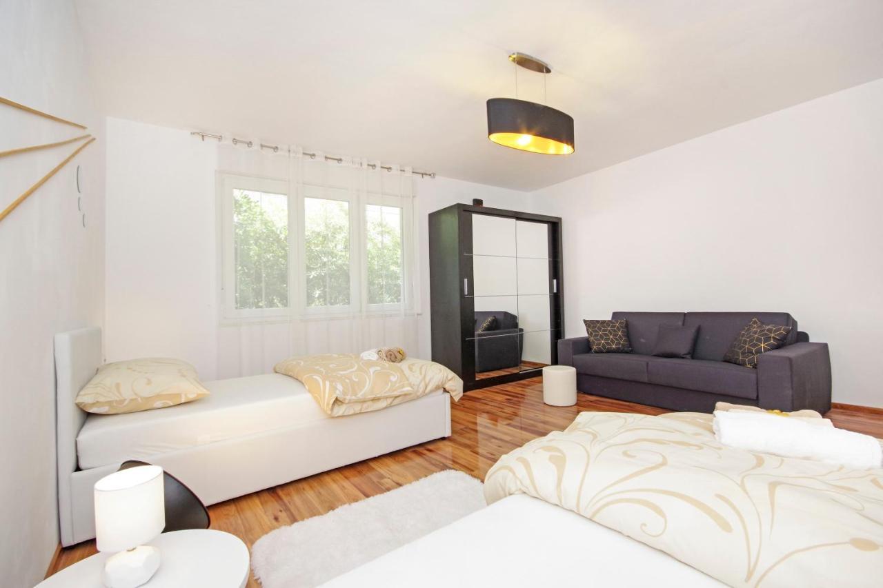 Split Symphony Veranda: Modern, New Apartment Exterior foto