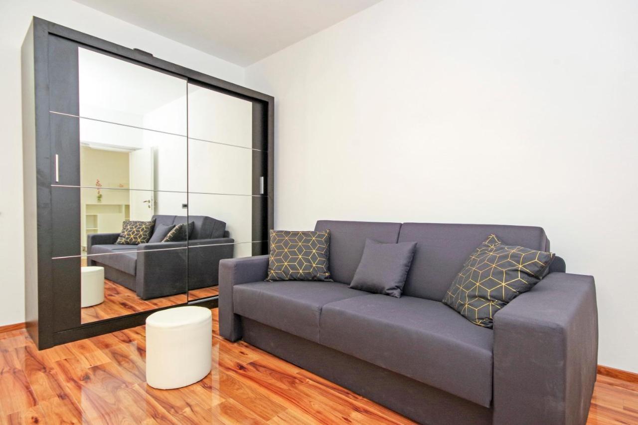 Split Symphony Veranda: Modern, New Apartment Exterior foto
