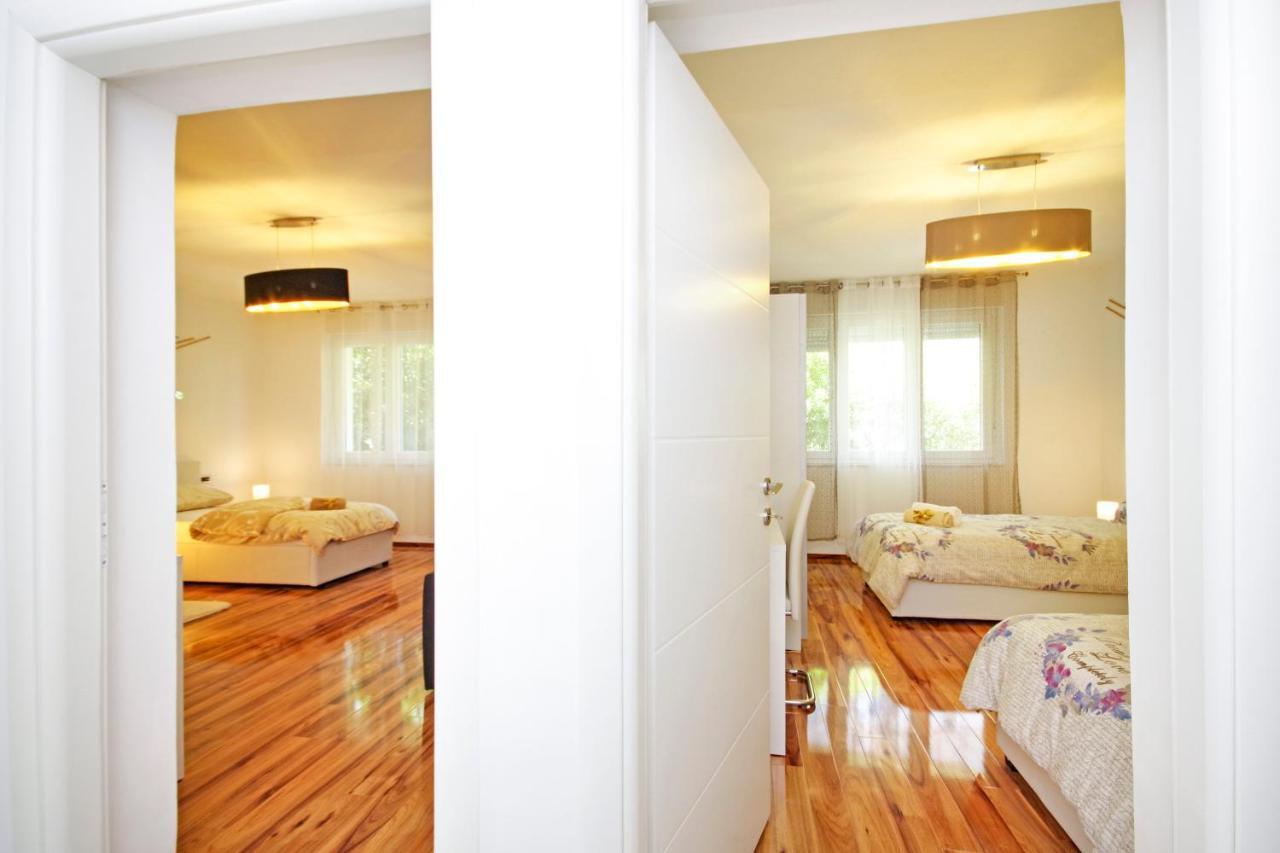 Split Symphony Veranda: Modern, New Apartment Exterior foto